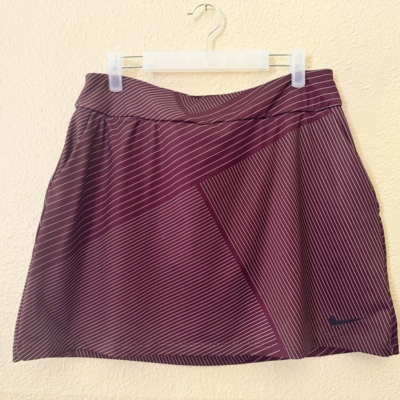 Nike | Women's Burgandy & White Striped Dri-FIT 16.5" Stripe Golf Skort - Size M - Picture 1 of 6